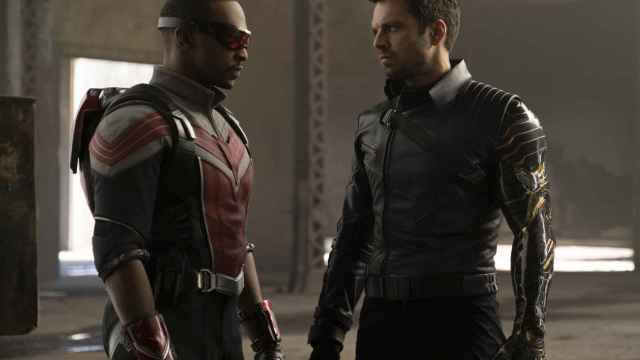 Los actores Anthony Mackie y Sebastian Stan en una imagen promocional de la serie 'Falcon y El soldado de invierno' / DISNEY+