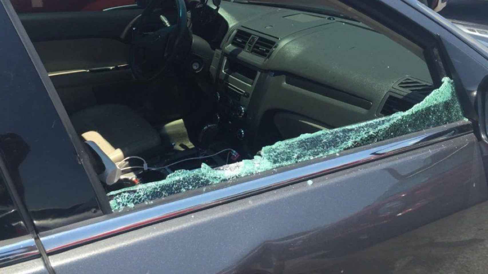 El coche en el aparcamiento de Hortaleza, tras el rescate de la niña / TWITTER