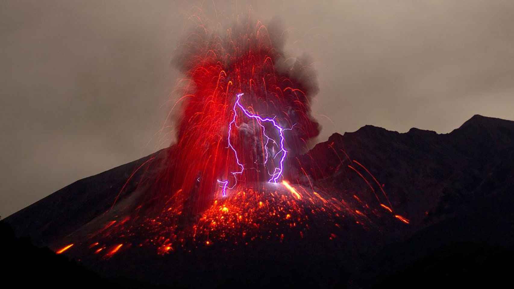 Uno de tantos volcanes activos en erupción del mundo / UNSPLASH - MARC SZEGLAT