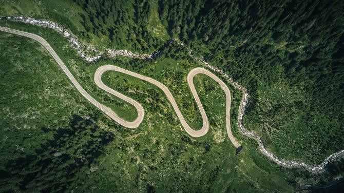 Carretera con curvas donde se podría usar la luz delantera en caso de niebla / Jaromir Kavan en UNSPLASH