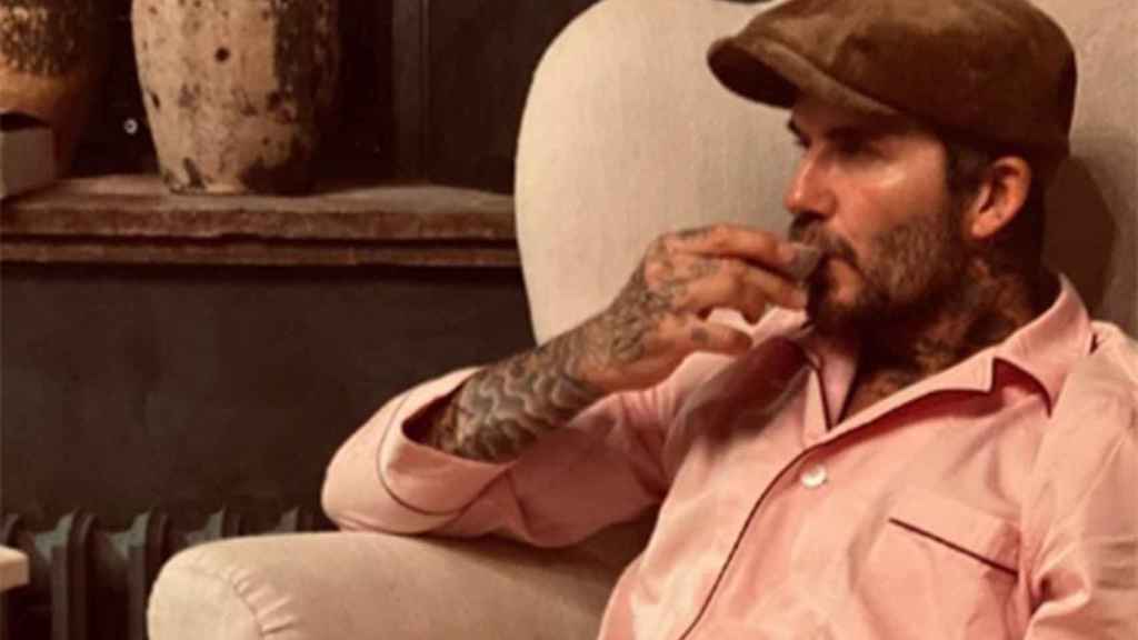 El exfutbolista David Beckham bebiendo saque con su pijama rosa /INSTAGRAM