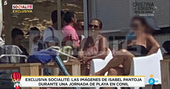 Isabel Pantoja en la playa con un grupo de amigos