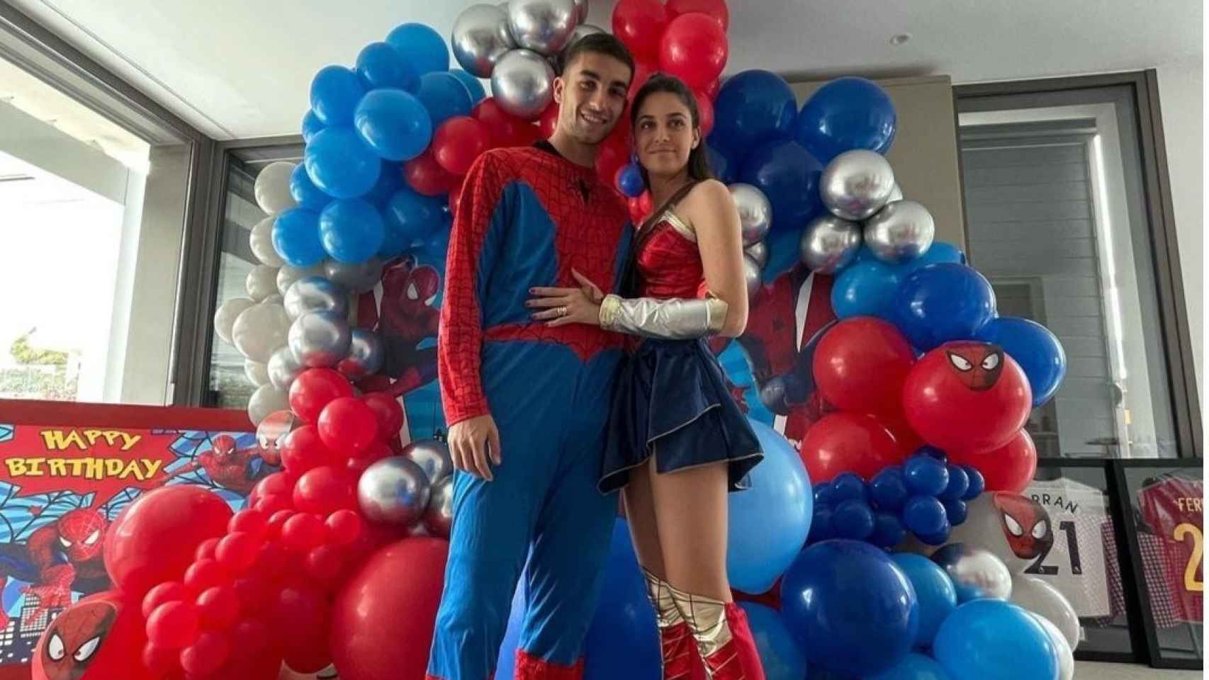 Ferran Torres y Sira Martínez, disfrazados en la fiesta de cumpleaños del delantero del Barça / Instagram