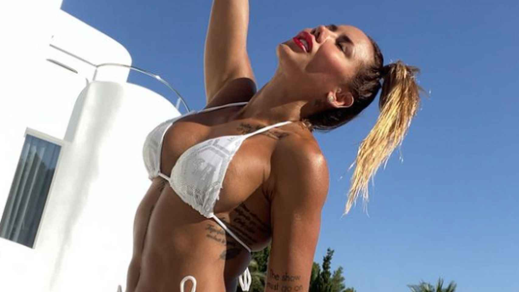 Sonia Isaza toma el sol con un mini bikini