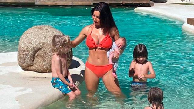 Pilar Rubio, con los cuatro hijos que ha tenido junto a Sergio Ramos, en la piscina de su casa / INSTAGRAM