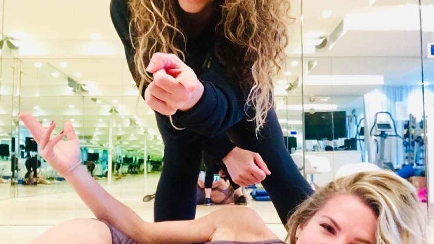 Shakira con su entrenadora personal en su gimnasio privado / INSTAGRAM