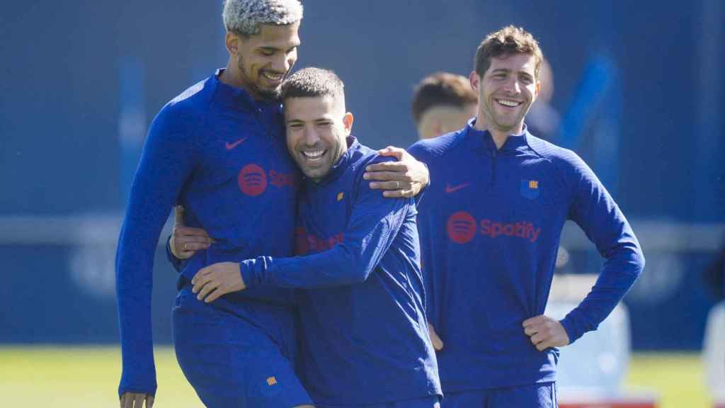 Ronald Araujo, Jordi Alba y Sergi Roberto, sonrientes en el entrenamiento del Barça / EFE