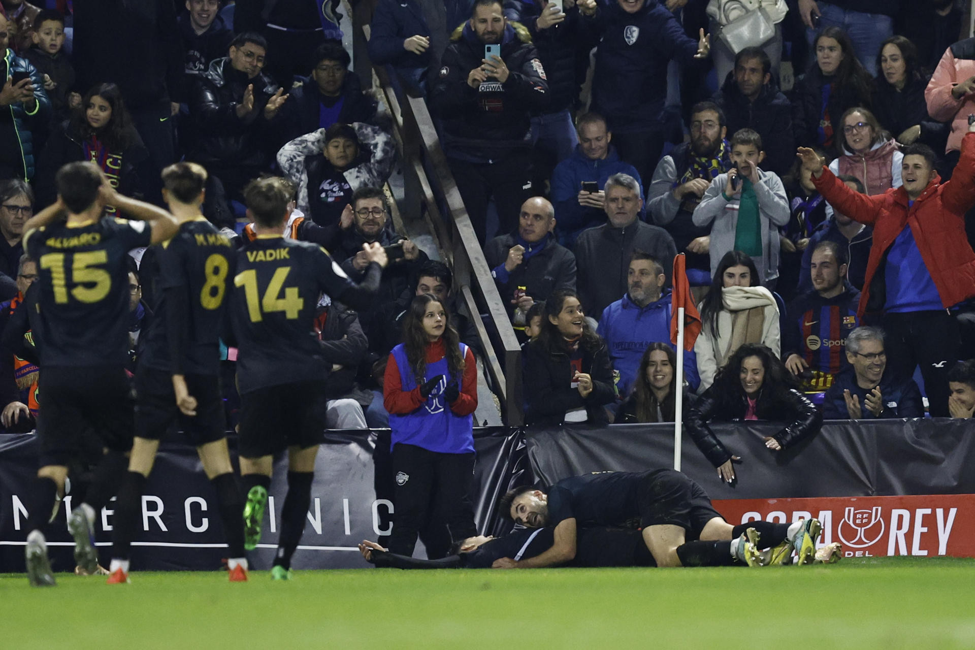 Los jugadores del Intercity se lanzan encima de Oriol Soldevila tras marcar al Barça / EFE