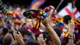 Aficionados del Barça en el partido de Liga contra el Elche / LUIS MIGUEL AÑÓN (CG)