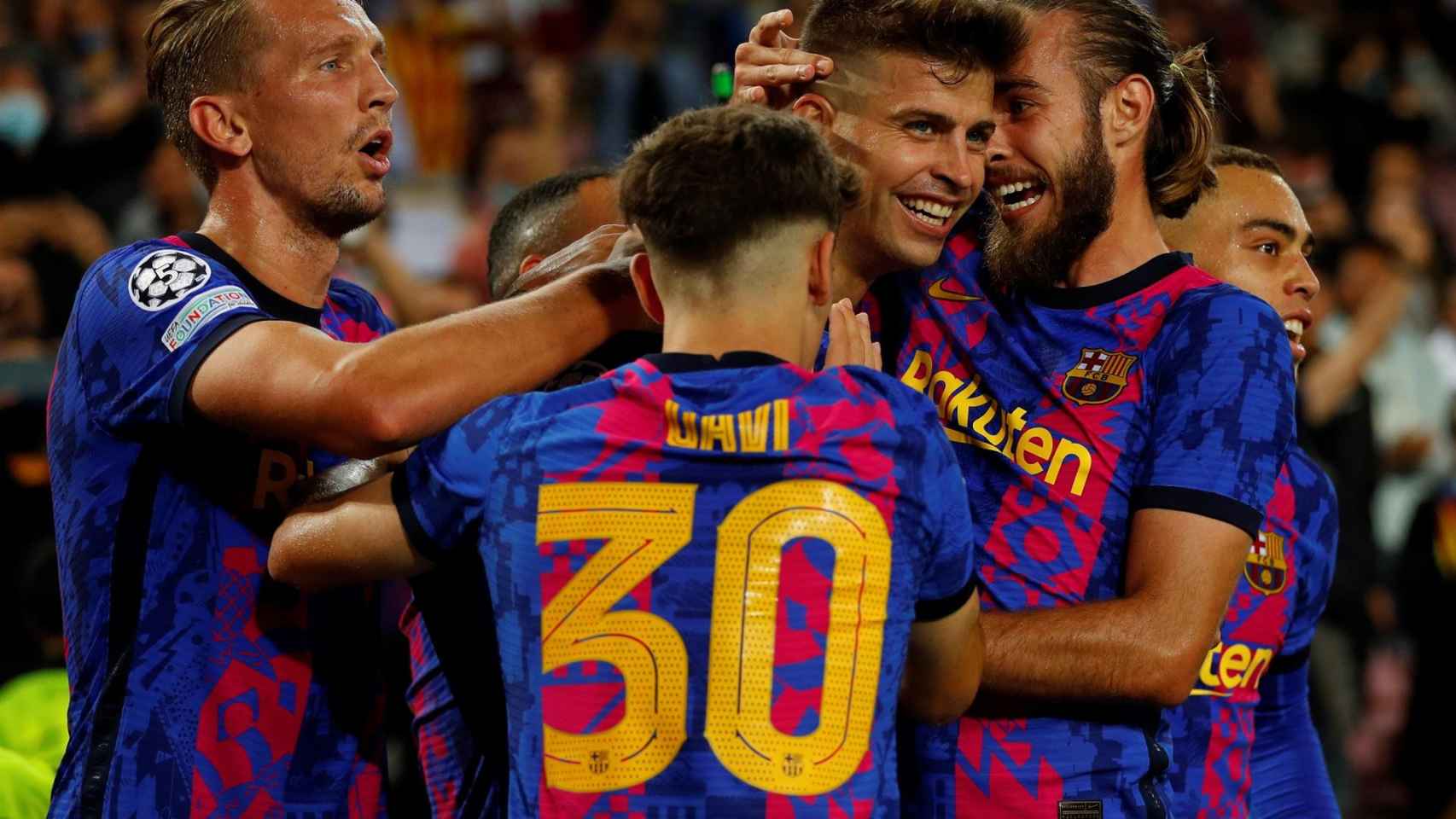 Mingueza, Gavi y Luuk celebran el gol de Piqué al Dinamo de Kiev en el Camp Nou / EFE