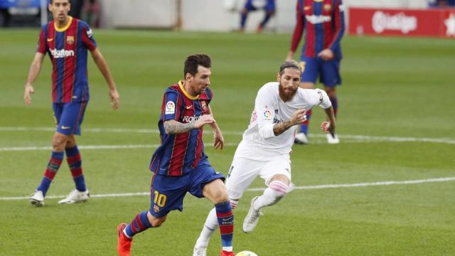 Leo Messi y Sergio Ramos, nuevos jugadores del PSG, en un partido entre Barça y Real Madrid / EFE
