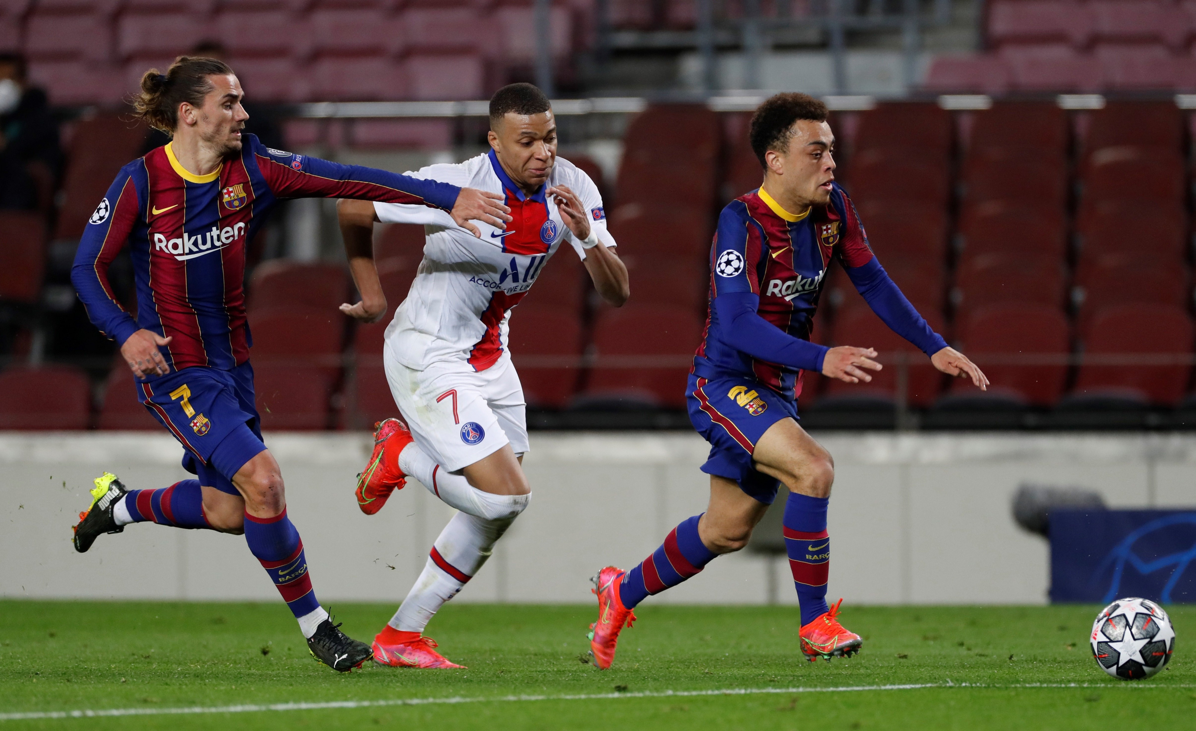 Kylian Mbappé con Greizmann y Dest luchando un balón / EFE