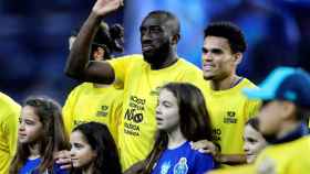 Moussa Marega muestra una camiseta en contra del racismo / EFE