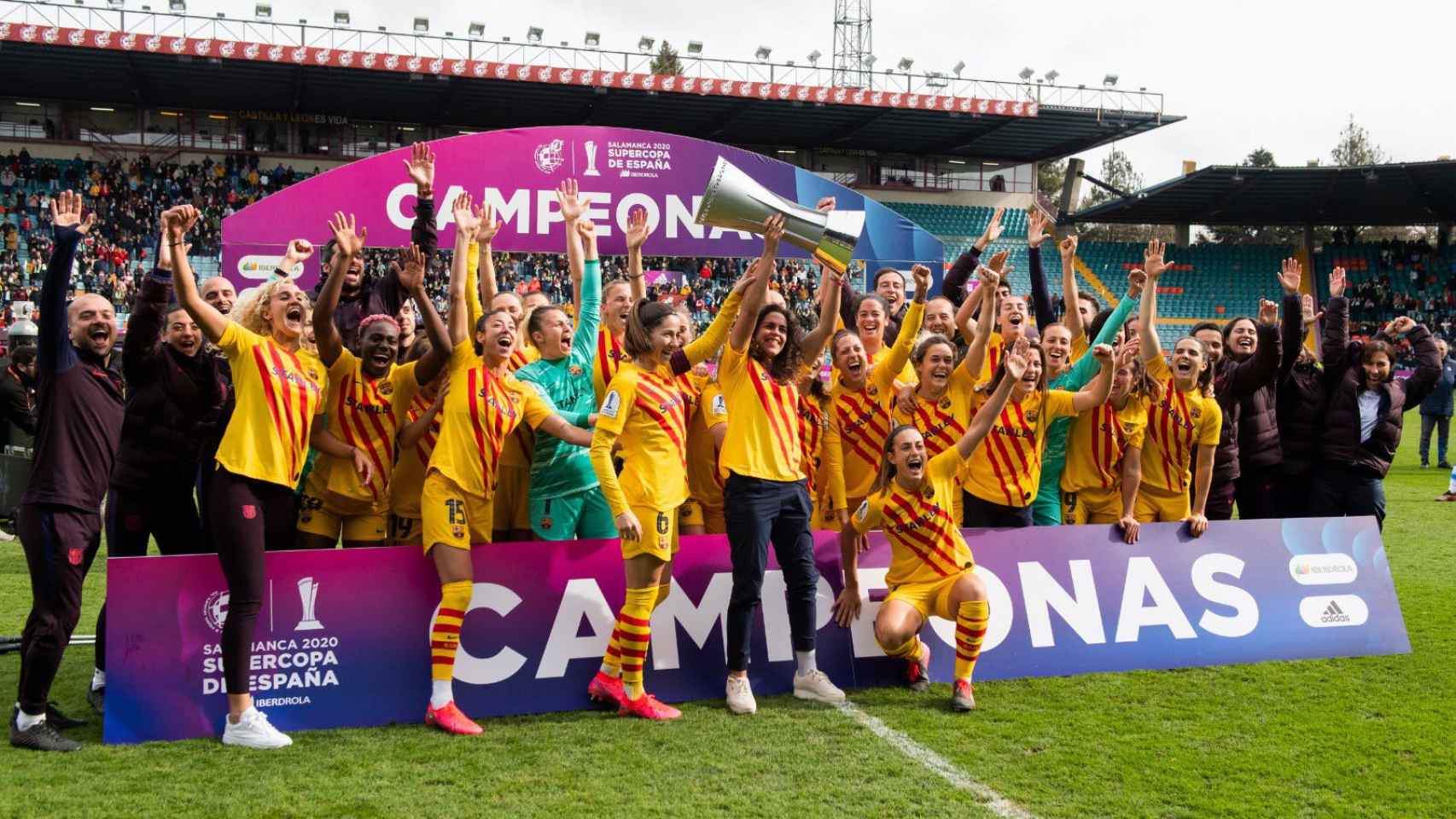 Las jugadoras del Barça levantan el título de la Supercopa de España / FCB