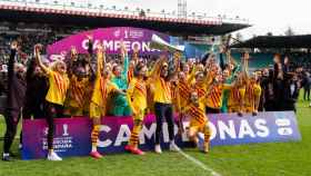 Las jugadoras del Barça levantan el título de la Supercopa de España / FCB