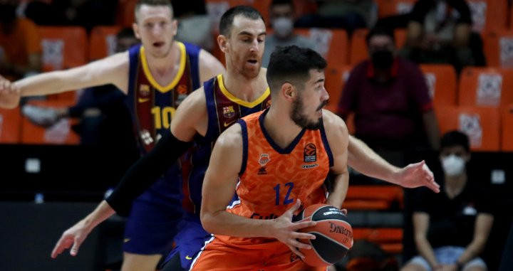 Víctor Claver, defendiendo a un jugador del Valencia Basket | FCB