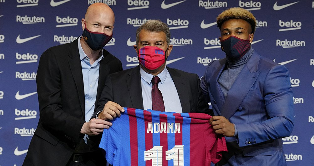 Jordi Cruyff y Joan Laporta, junto a Adama Traoré en su presentación como refuerzo del Barça / EFE