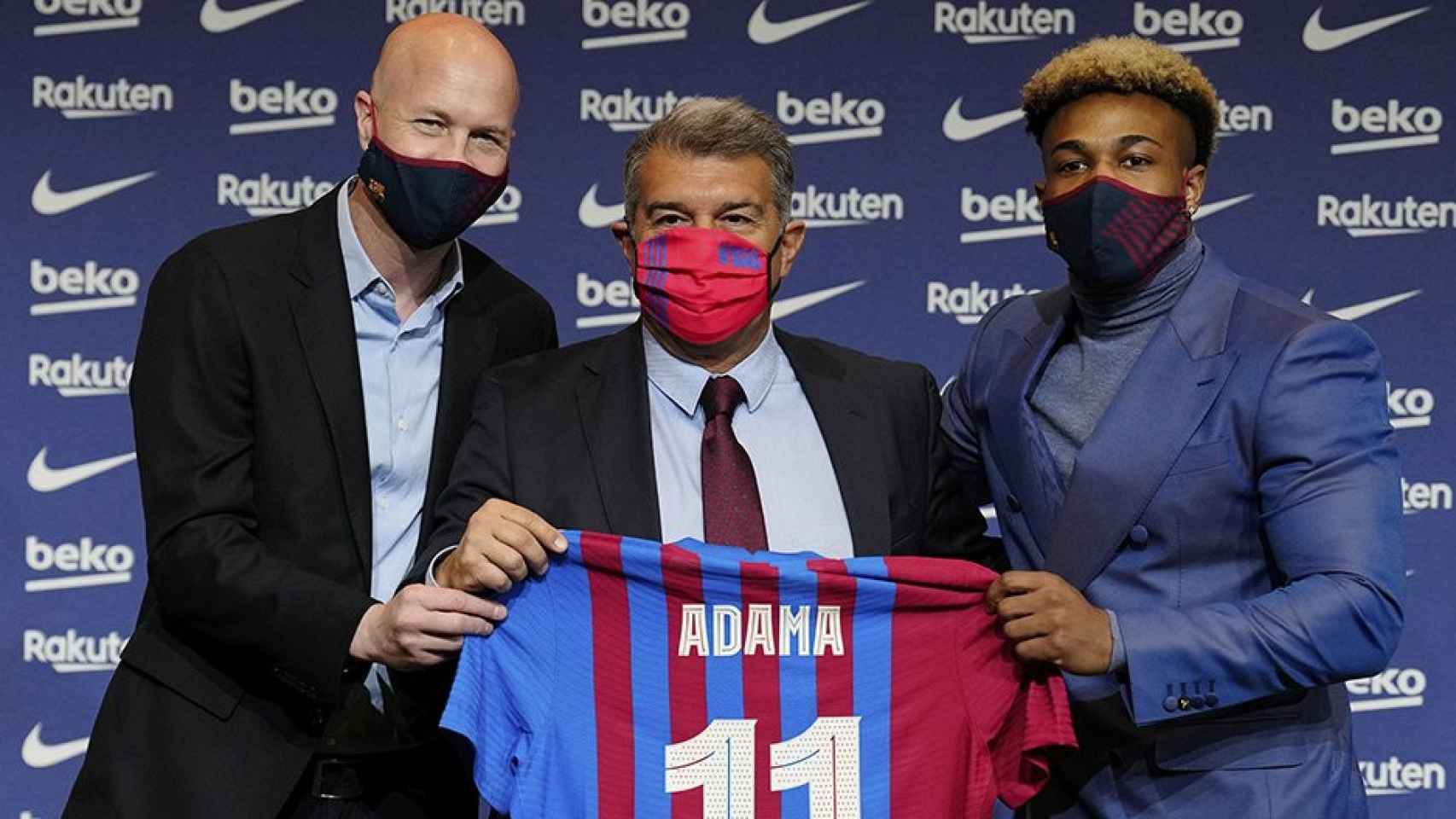 Jordi Cruyff y Joan Laporta, junto a Adama Traoré en su presentación como refuerzo del Barça / EFE