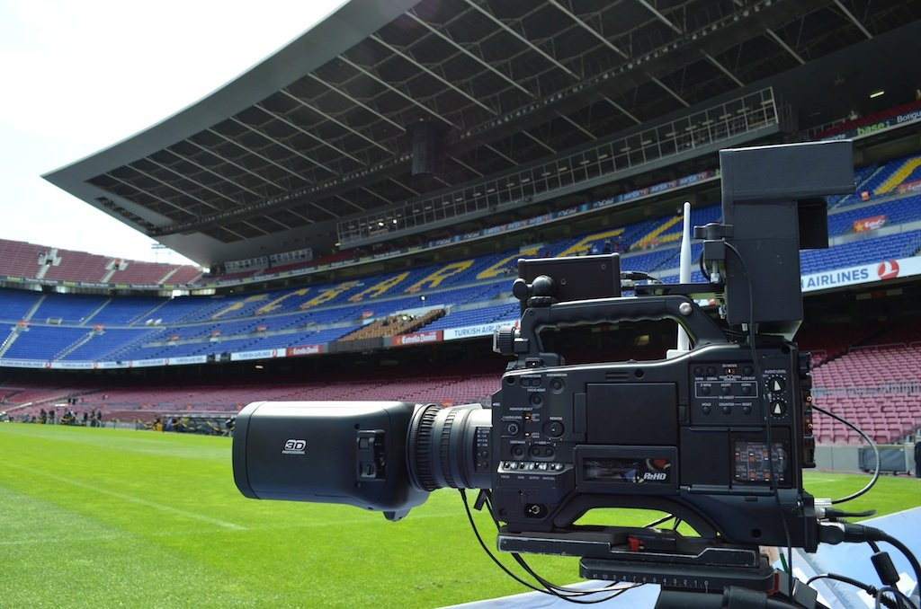 Una cámara de vídeo en el Camp Nou, estadio Barça / EFE