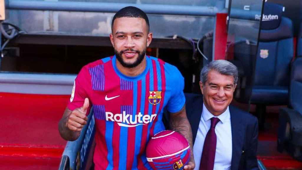 Memphis Depay, que debutará en Liga, junto al presidente Joan Laporta / FCB