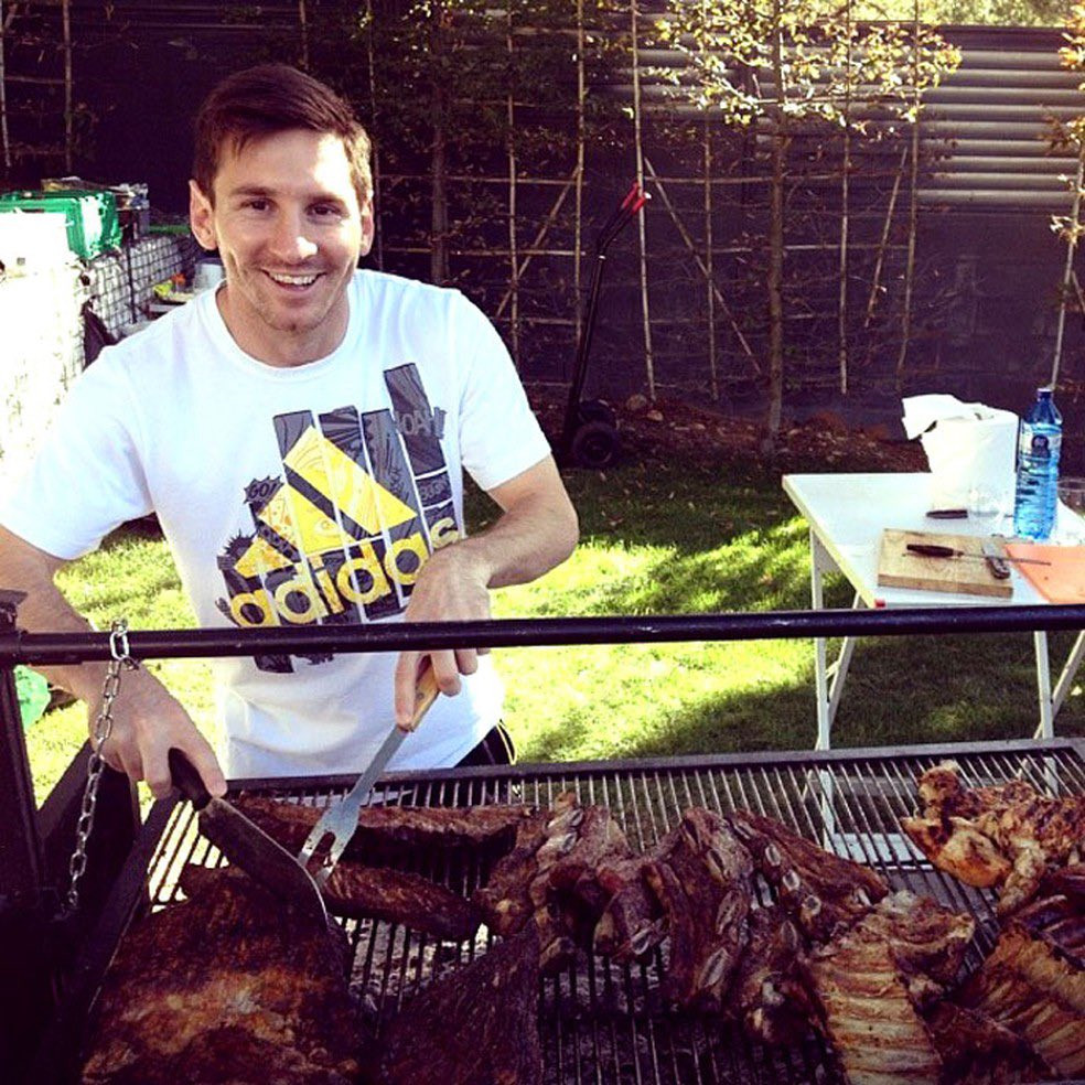 Leo Messi en la barbacoa en su jardín con los jugadores del Barça / REDES