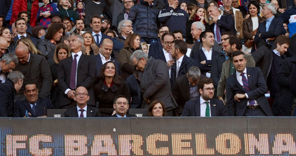 Bartomeu, Cardoner, Teixidor, Bordas, Elías y otros miembros de la directiva del Barça en el Camp Nou / EFE