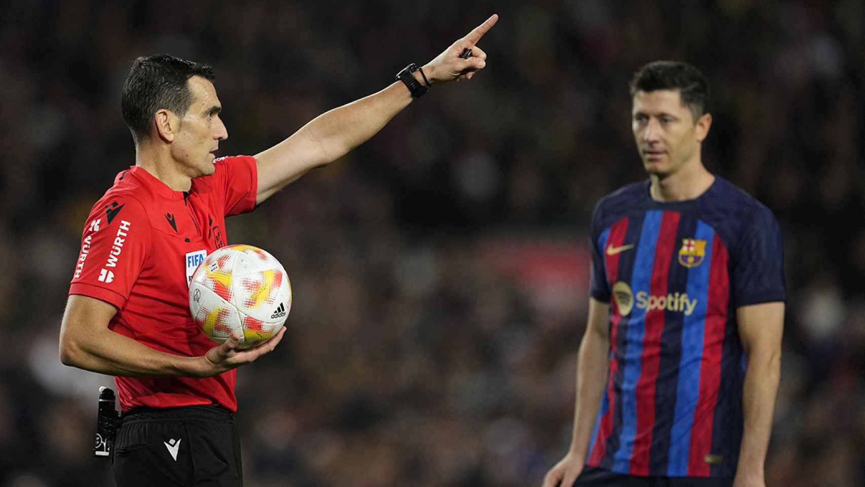 Martínez Munuera, durante una acción del clásico de Copa / EFE