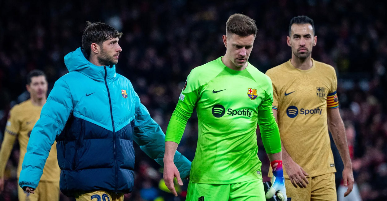 Ter Stegen, Sergi Roberto y Busquets, actuales capitanes del Barça, cabizbajos como Lewandowski en Old Trafford / FCB