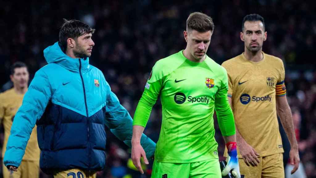 Ter Stegen, Sergi Roberto y Busquets, actuales capitanes del Barça, cabizbajos como Lewandowski en Old Trafford / FCB