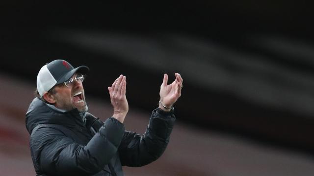 Klopp en la banda en el partido del Liverpool contra el Arsenal / EFE