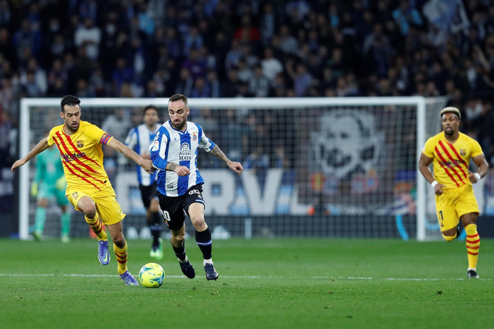 Sergio Busquets intenta frenar a Darder en el derbi contra el Espanyol / EFE