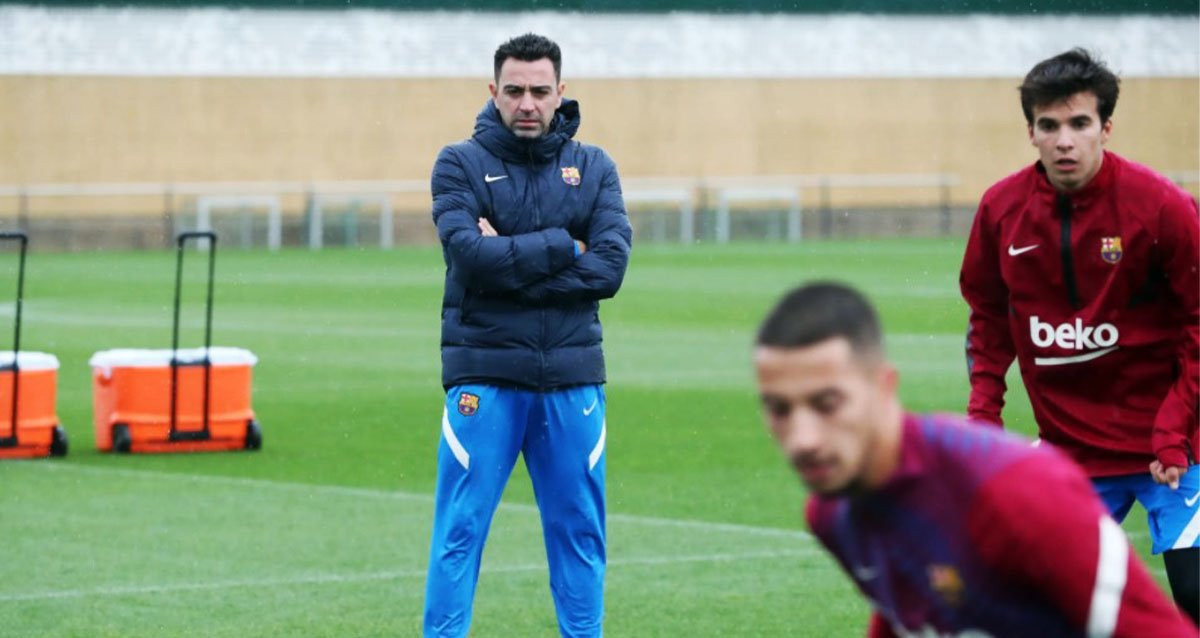 Xavi Hernández dirige un entrenamiento junto a Riqui Puig / FCB