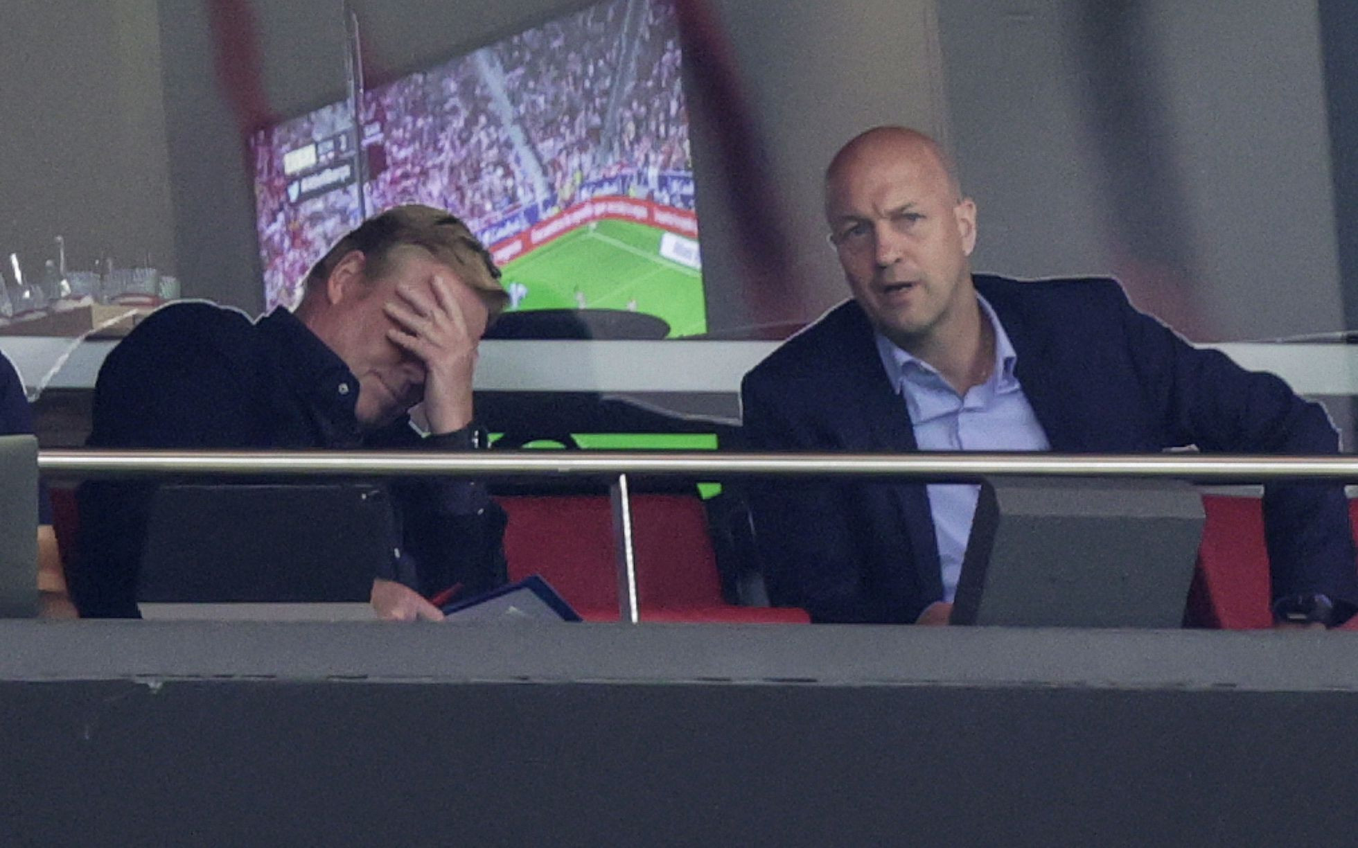 Koeman y Jordi Cruyff en el palco del Wanda / Redes