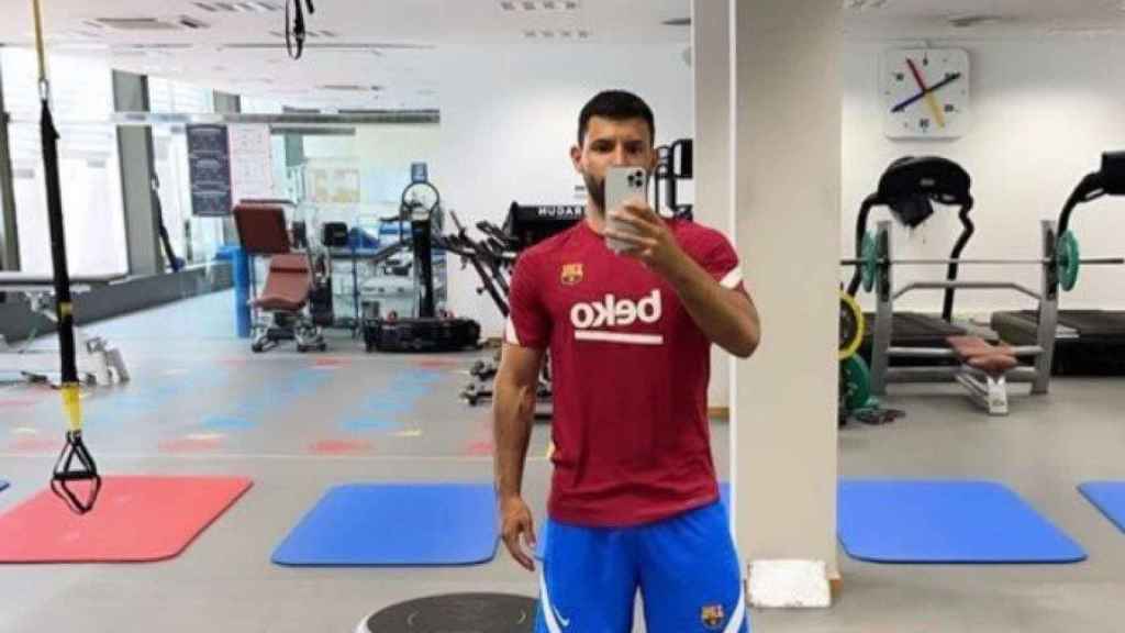 Sergio 'Kun' Agüero se toma una foto en el gimnasio del Barça / Redes