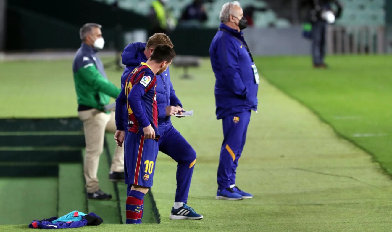 Koeman dando órdenes a Messi antes de entrar en el Betis-Barça / FC Barcelona