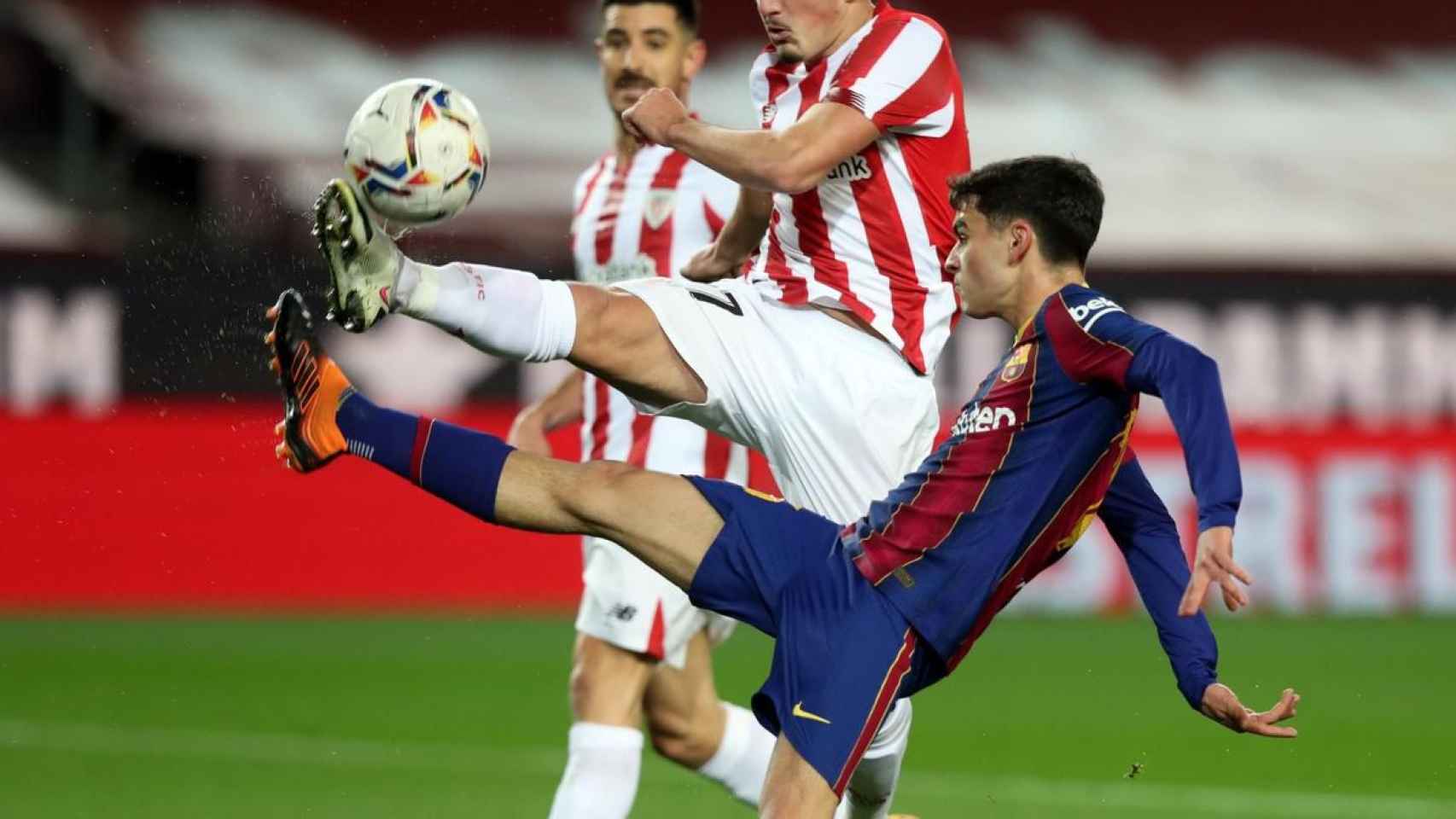 Pedri González disputando un balón ante el Athletic Club en el Camp Nou / FC BARCELONA