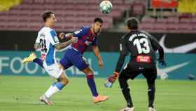 Luis Suárez con Calero en una acción del derbi / FC Barcelona