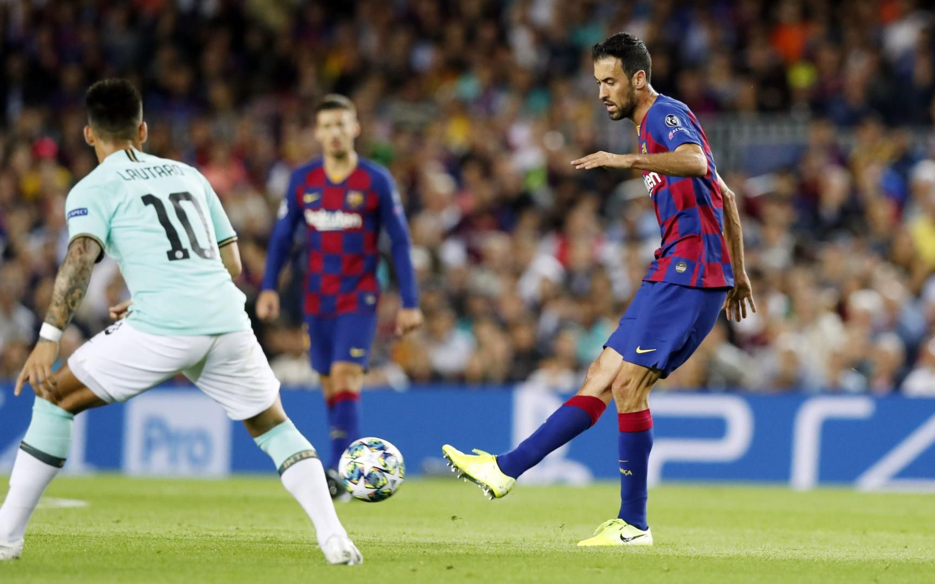 Sergio Busquets jugando contra el Inter de Milán / FC Barcelona