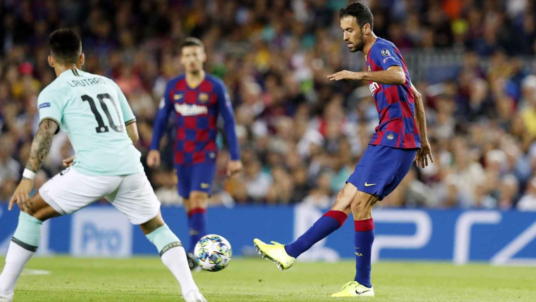 Sergio Busquets jugando contra el Inter de Milán / FC Barcelona