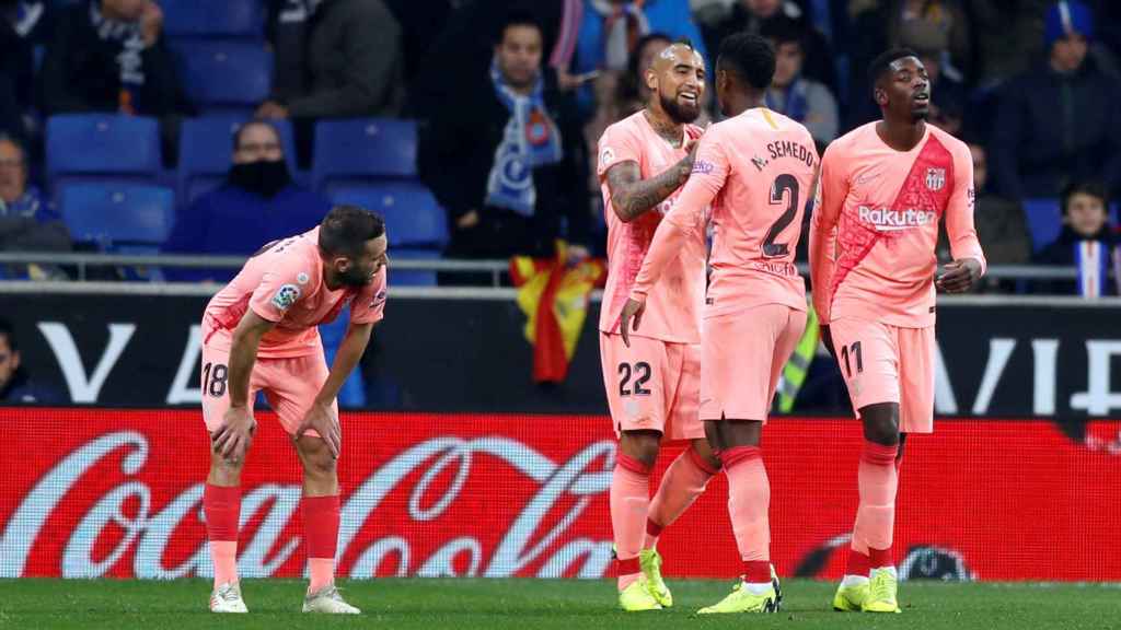 Semedo, Arturo Vidal y Jordi Alba celebran el gol de Dembelé al Espanyol / EFE