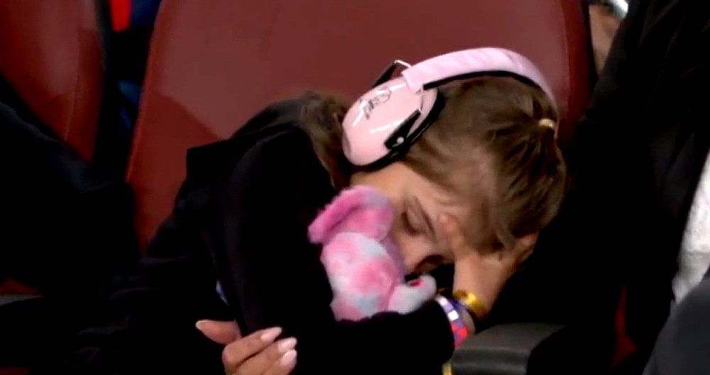 Una niña se duerme durante el partido entre Barça y Girona / REDES