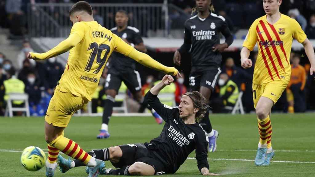 Modric, tratando de recuperar el balón contra Ferran Torres, en el Madrid Barça / EFE