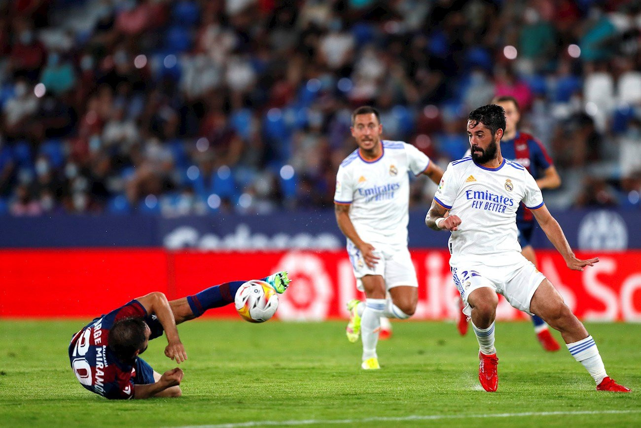 Isco Alarcón en una acción ante el Levante / EFE