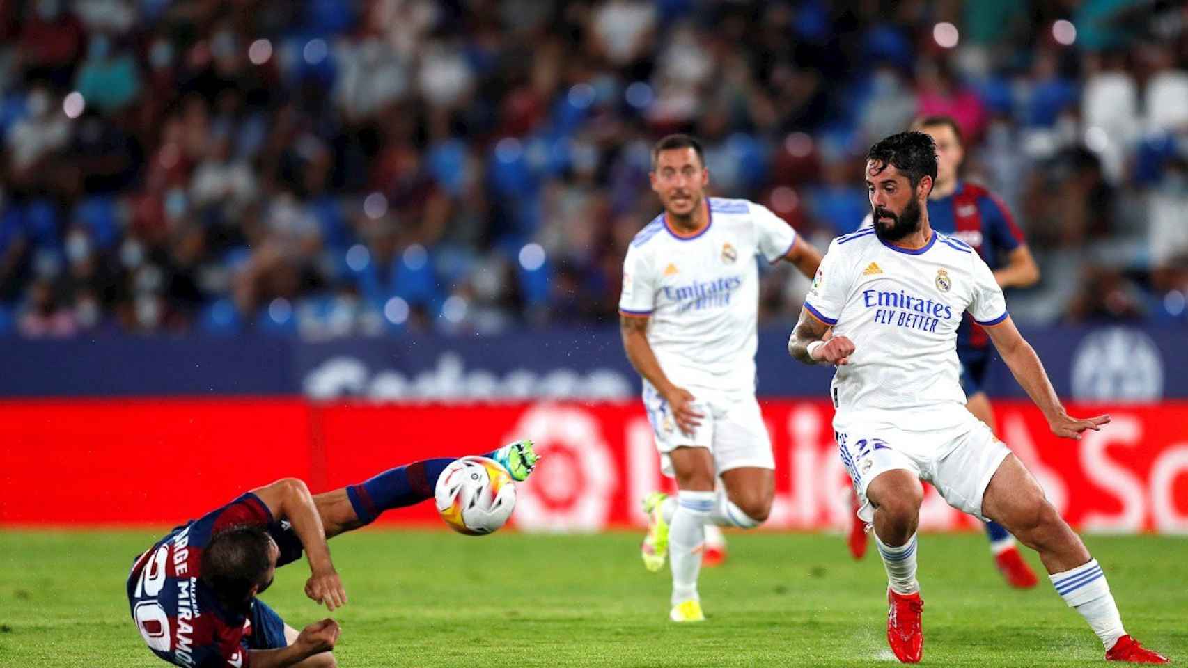 Isco Alarcón en una acción ante el Levante / EFE