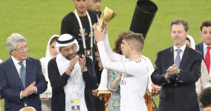 Fede Valverde levantando el premio de MVP / EFE