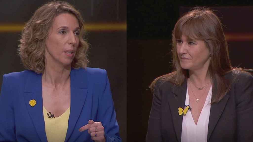 La candidata del PDECat, Àngels Chacón, y la de JxCat, Laura Borràs, durante el debate de TV3 para el 14F / TV3