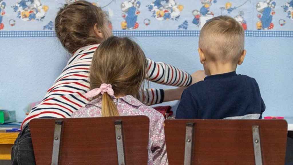 Unos niños atareados en el aula  / CEDIDA