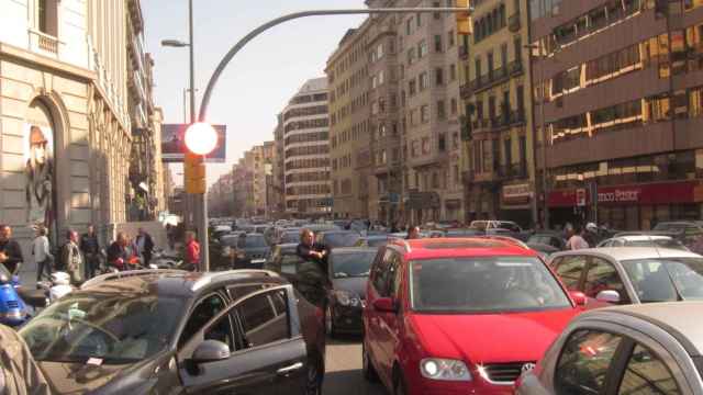 Coches detenidos por un atasco en la ciudad de Barcelona: las ciudades se encaminan hacias las ZBE / EP