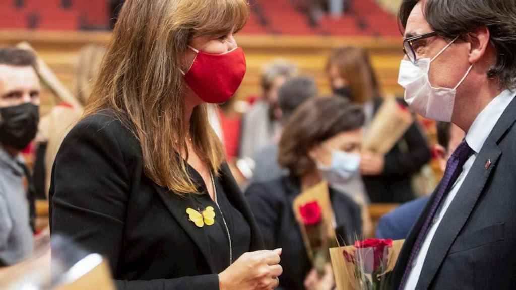 Laura Borràs conversa con Salvador Illa antes de un acto protocolario de Sant Jordi / EFE