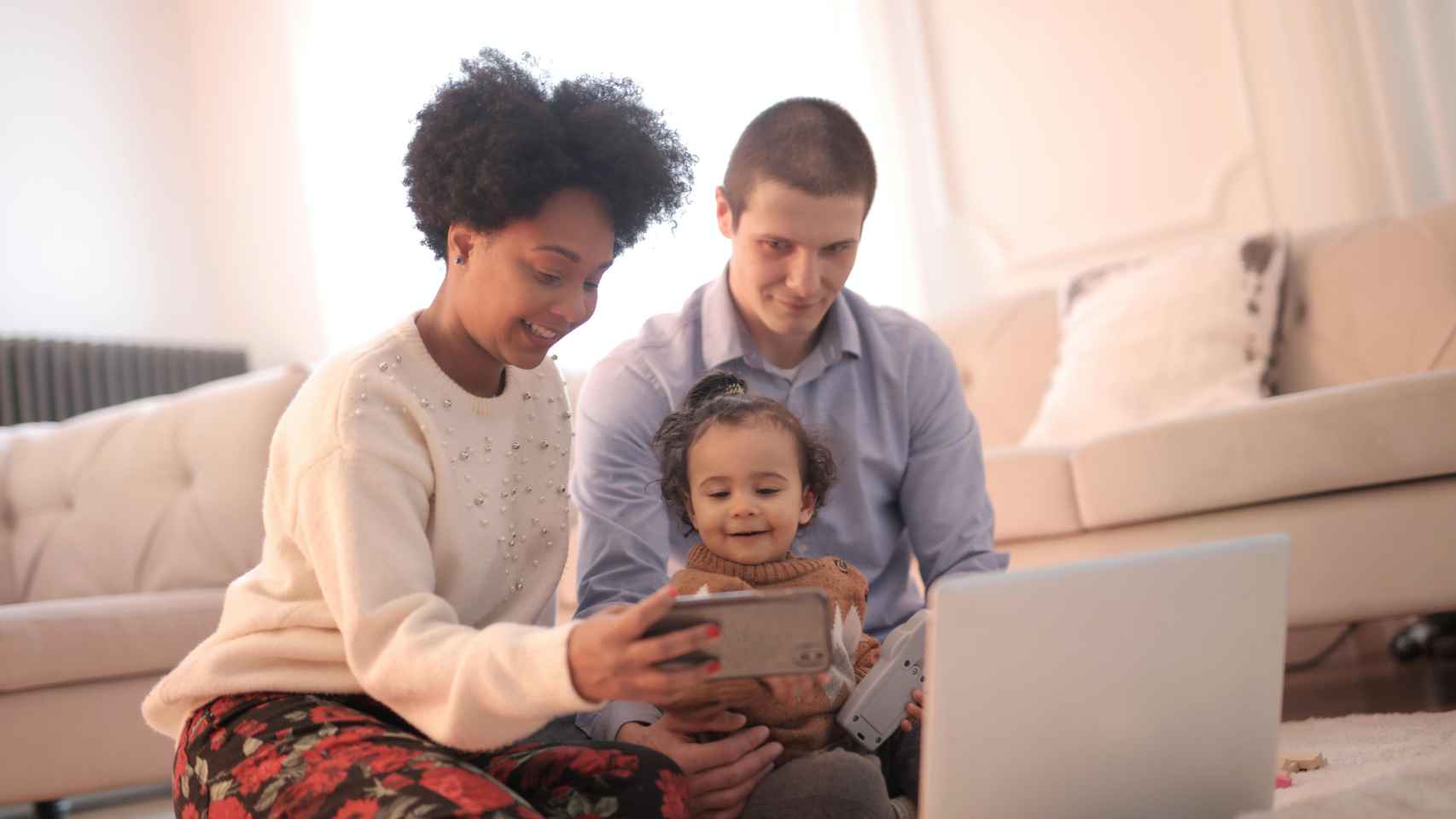 Unos padres se hacen una foto selfie con su hija para subirla a las redes sociales / PEXELS